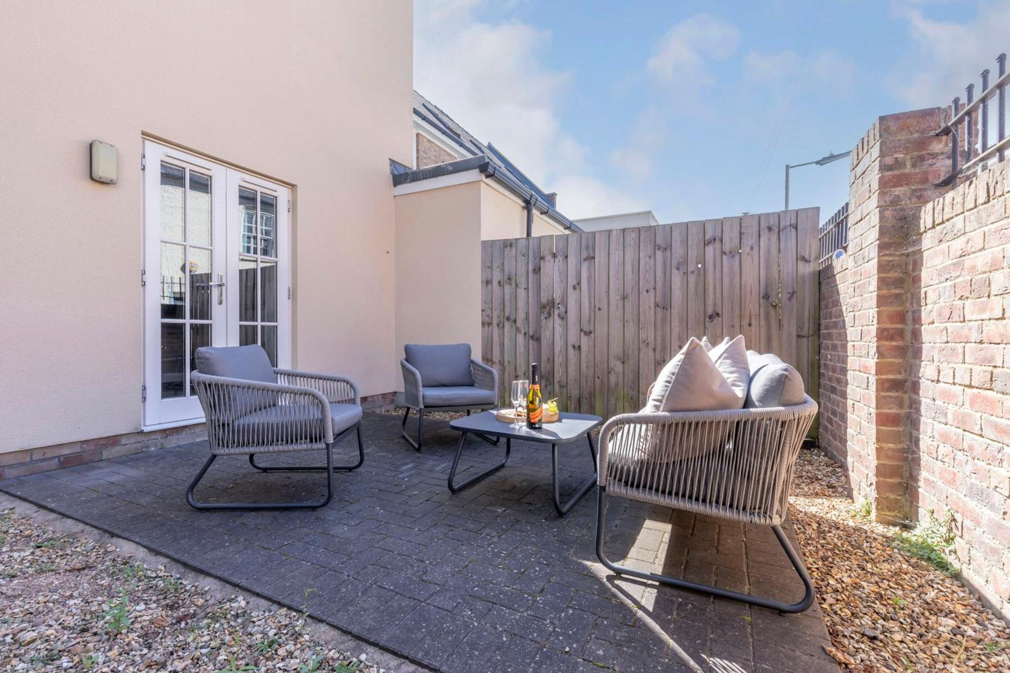 Elliot Oliver - 2 Bedroom Garden Apartment With Parking Cheltenham Eksteriør bilde